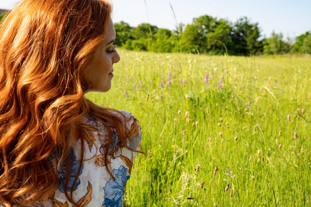 Reiki Lehrerin und Geistheilerin in der Natur – Ganzheitliche Gesundheit und innere Balance